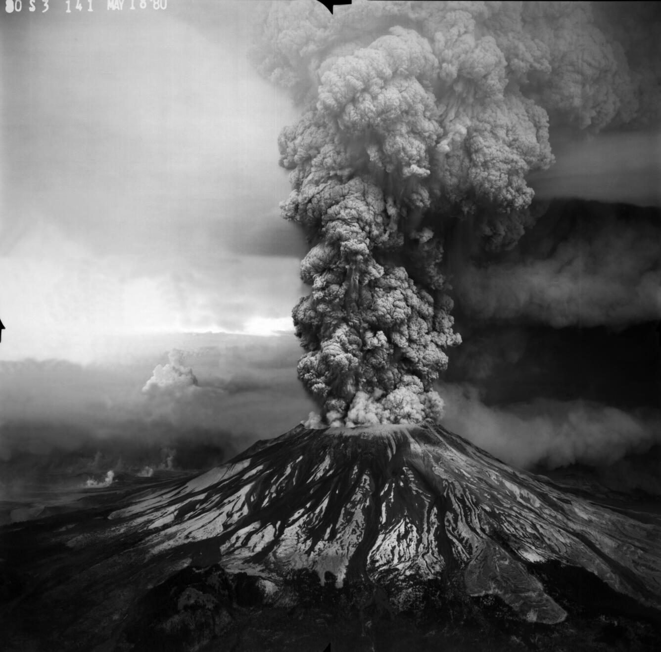 Columna eruptiva del volcán Mount St. Helens el 18 de mayo de 1980, vista desde el aire.