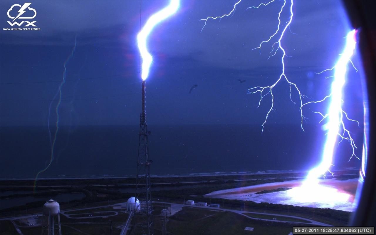 Rayo nocturno descargando sobre las torres pararrayos del Complejo de Lanzamiento 39B, en Florida.